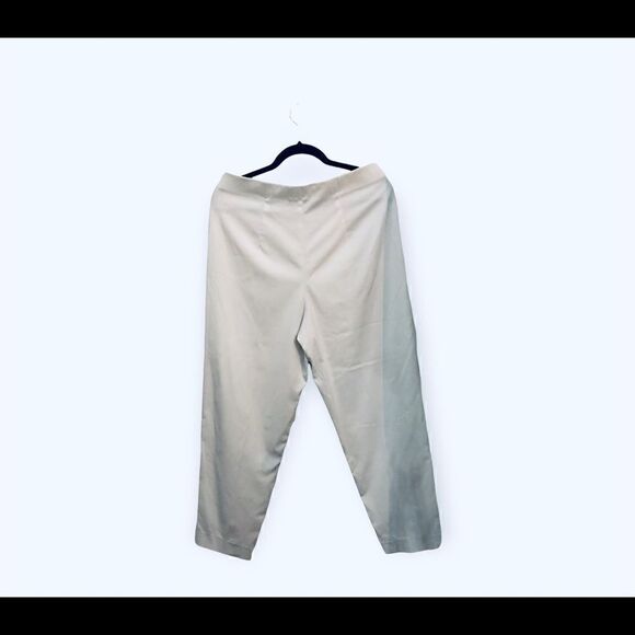 Women’s white Briggs New York ankle pant with hidden side zipper. - Picture 5 of 5